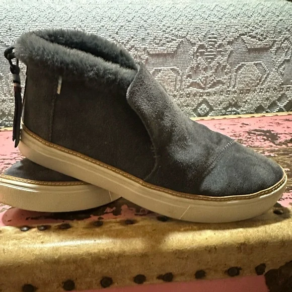 TOMS Paxton Grey faux fur bootie sz 8.5 - Picture 3 of 7